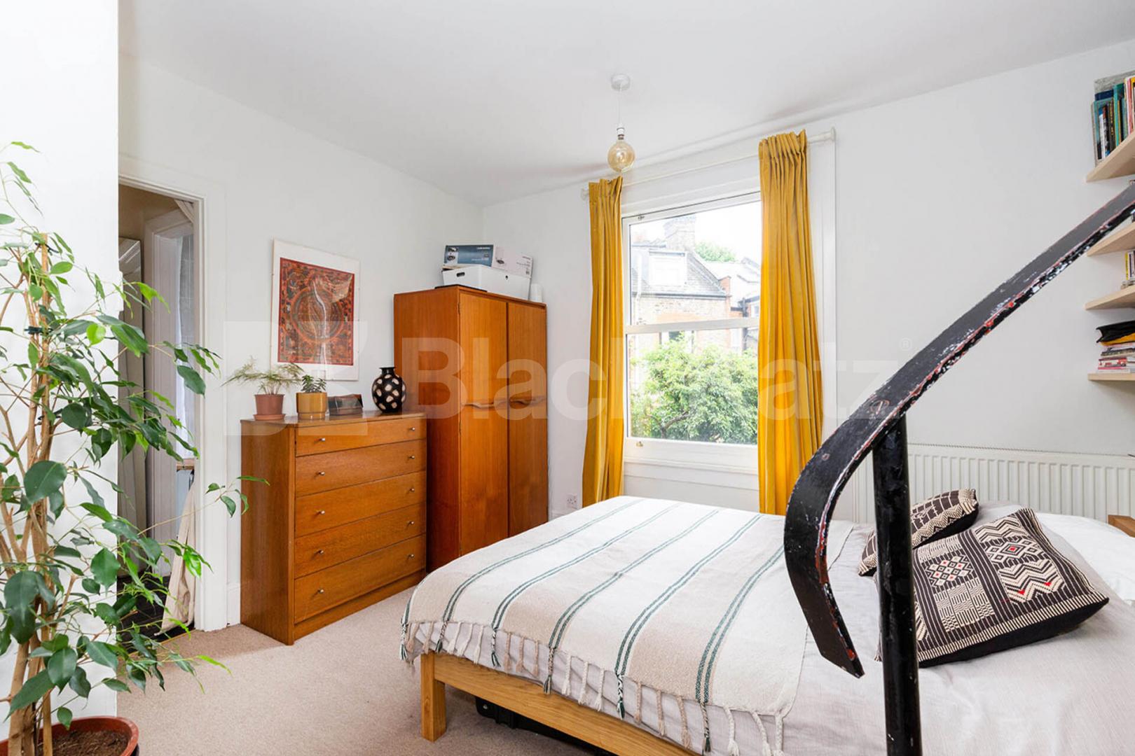 Split level 1 bedroom on a residential street in Highbury Northolme Road, Highbury